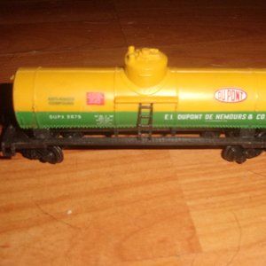 HO train car Life Like Dupont tanker 2679 railroad display